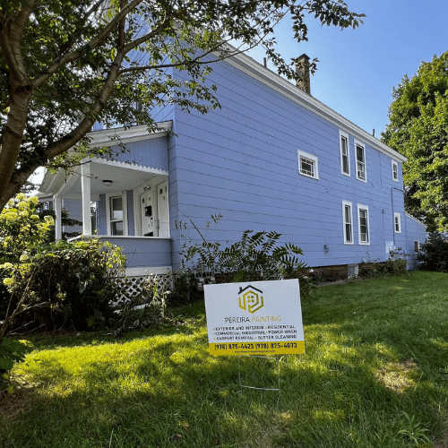 A bedroom with a perfectly painted accent wall.