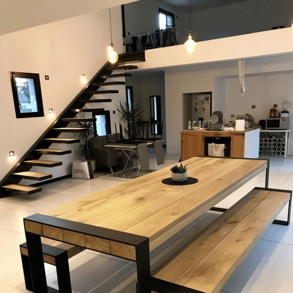 Portão de metal personalizado com detalhes artísticos