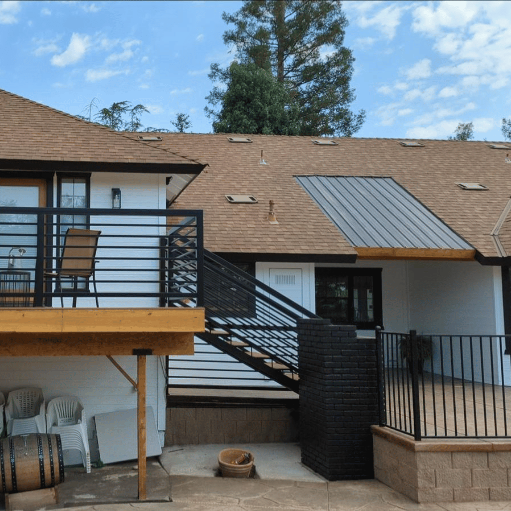 Instalação de painel metálico na parede