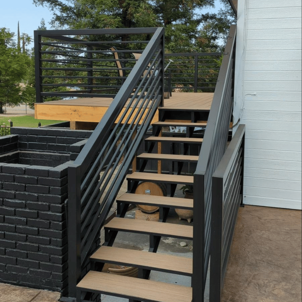 Fachada com elemento metálico decorativo